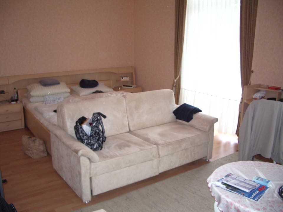 Blick auf Bett,Couch und Balkontür Hotel Rebstock Boppard