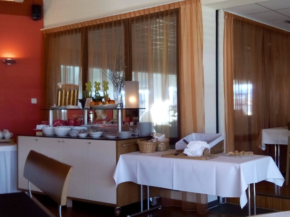 Blick zum Fenster Hallenbad Vitalhotel Quellengarten