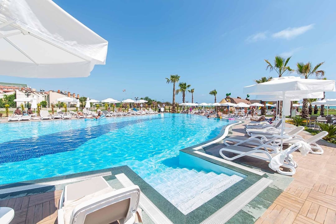 Eingang in den Pool (schräg gegenüber stufenlos) Kirman Belazur Resort & Spa