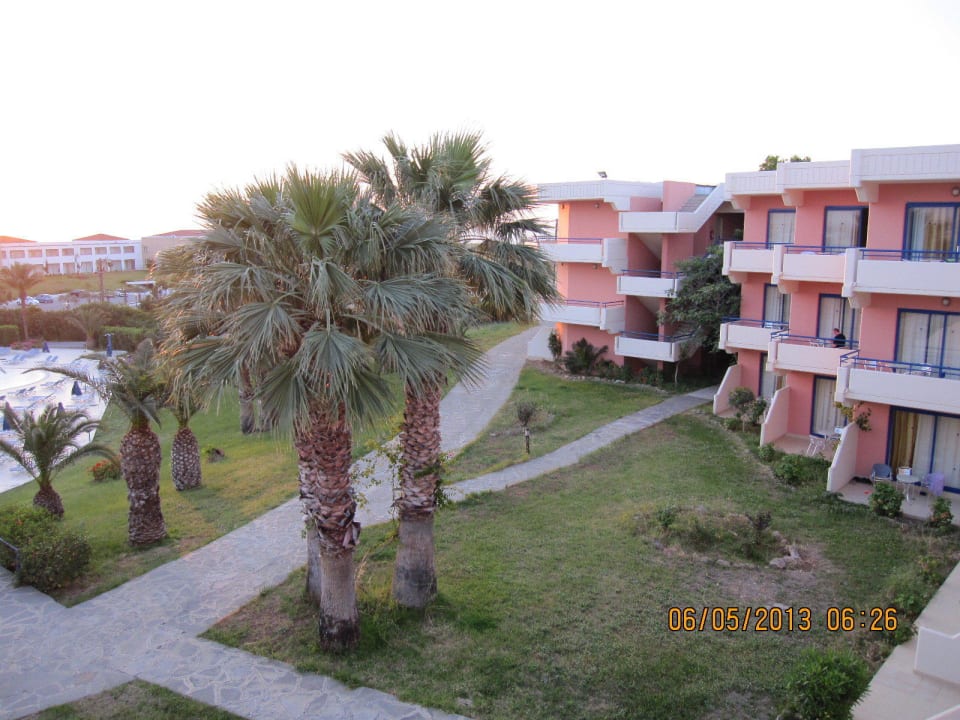 Grünanlage und Hotelgebäude. Kresten Palace Hotel