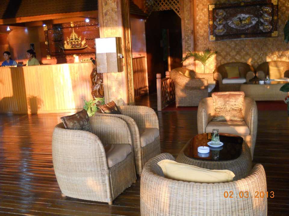 Gemütliche Sitzgelegenheiten in der Lobby Hotel Paradise Inle Resort