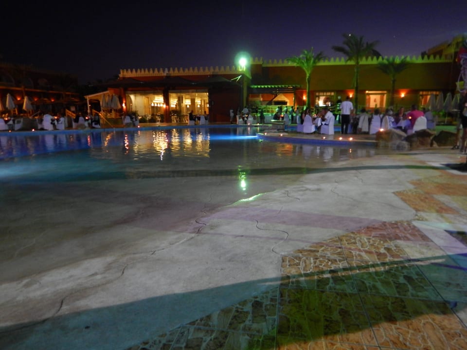 Stammgästeessen am Pool Pickalbatros Alf Leila Wa Leila Resort - Neverland Hurghada