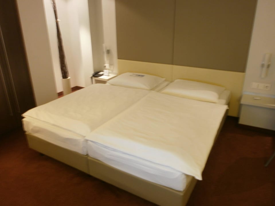Bett  Estrel Hotel Berlin