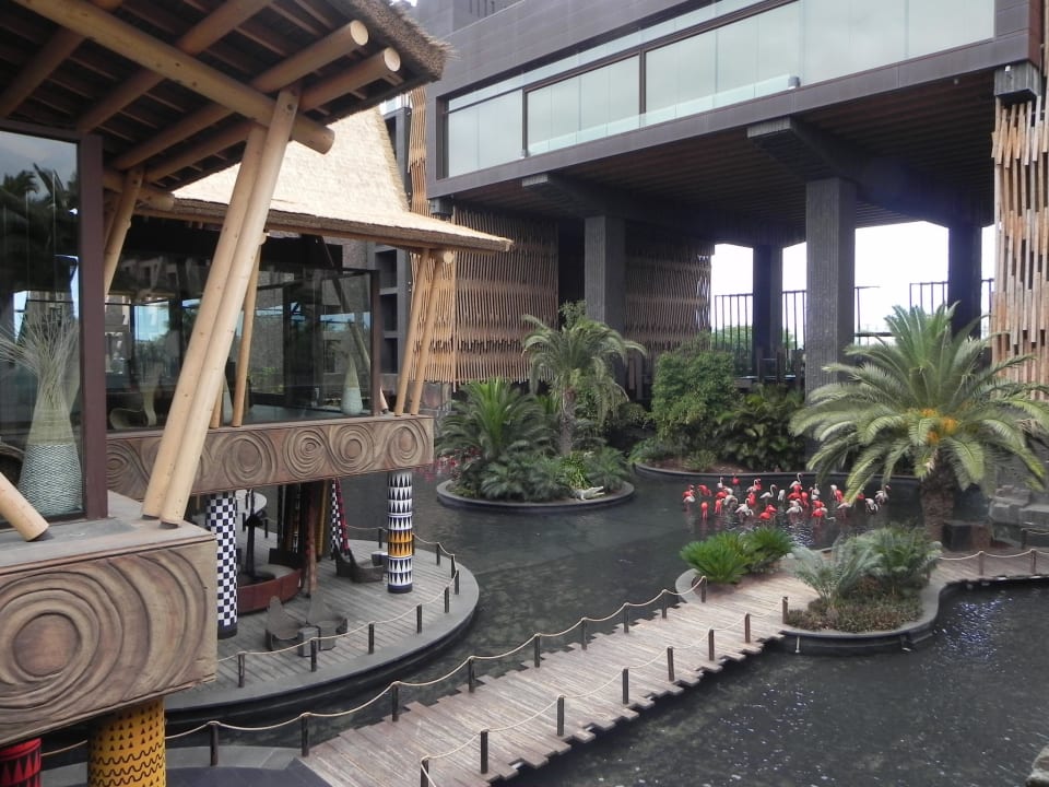 Blick auf Haupthaus und Bar Lopesan Baobab Resort