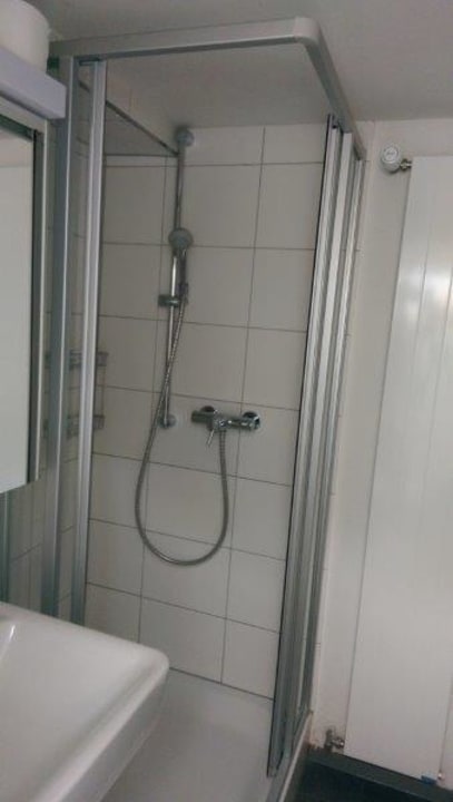 Badezimmer - kein Vergleich zu den offiziellen Fotos Swiss Star Guesthouse District 4