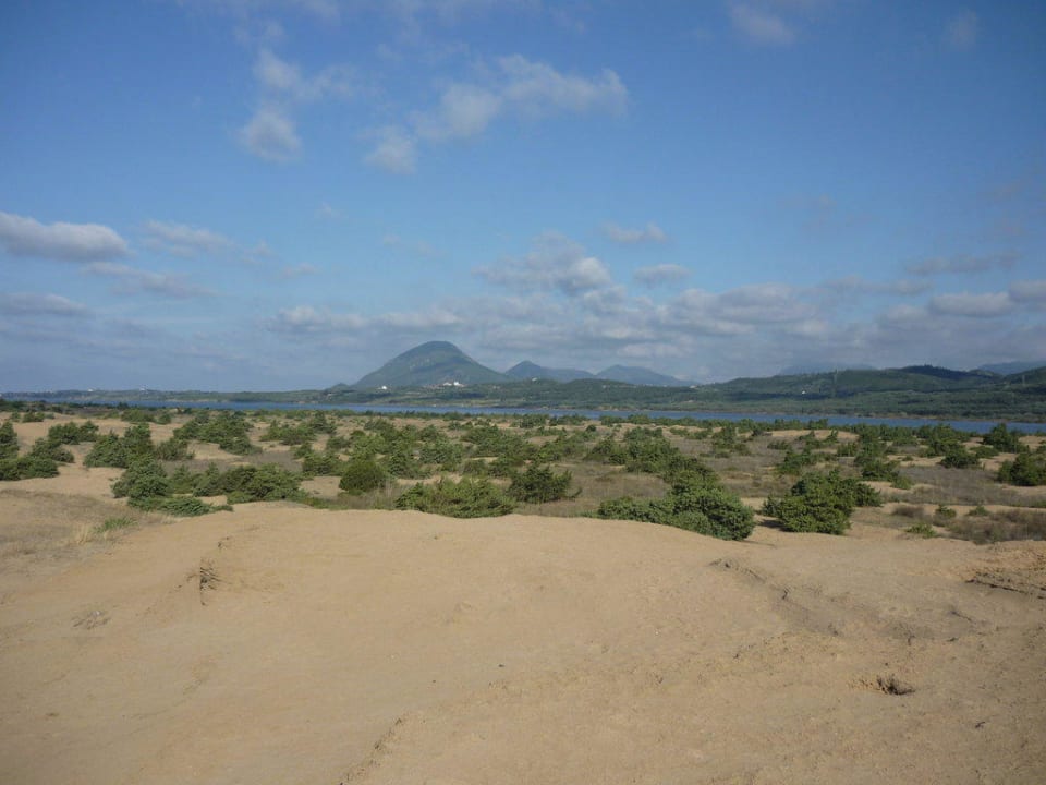 Blick vom Strand zum Korission-See Sandy Beach Resort
