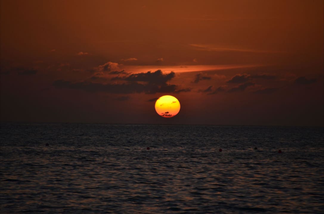 Sonnenuntergrang Meeru Maldives Resort Island