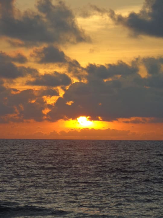 Sonnenaufgang The Fair House Beach Resort