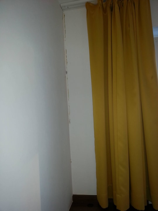 Schimmel hinter dem Vorhang am Bett Centro Hotel North