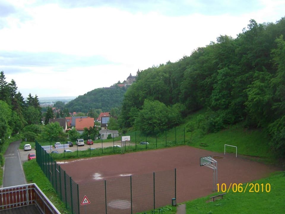 Blick vom Zimmer auf Tennisplatz und Schloss REGIOHOTEL Schanzenhaus Wernigerode