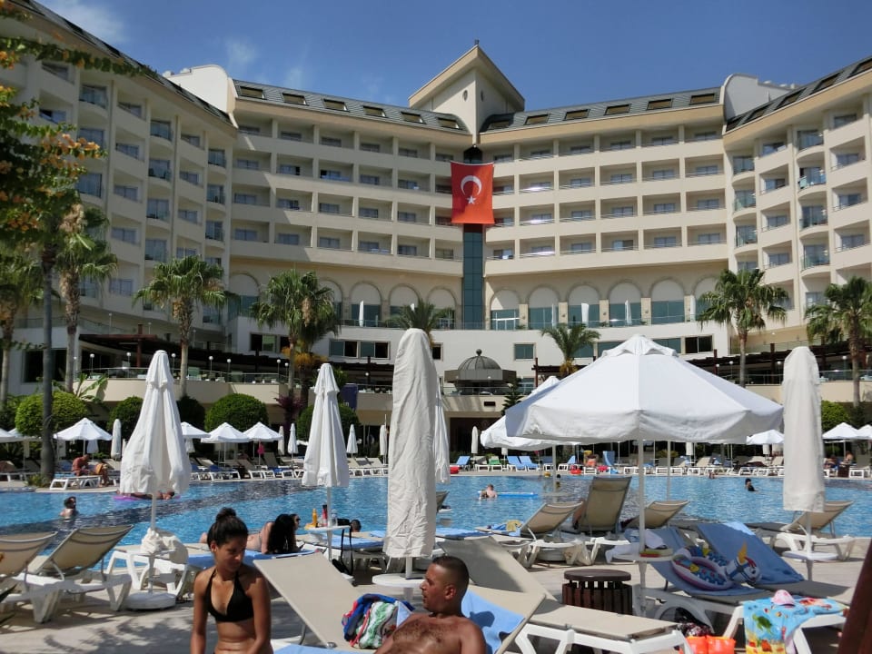 Blick auf das Hotel von Pool Saphir Resort & Spa