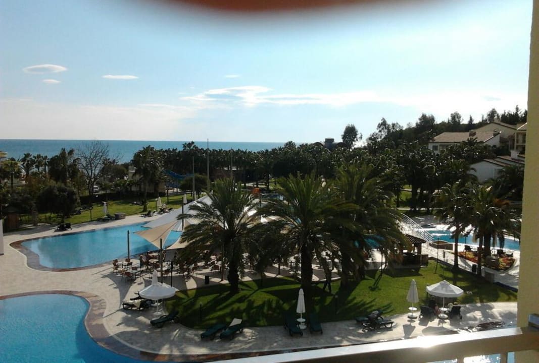 Poolanlage mit dem Ausblick auf einen Teil des Meers Arum Barut Collection