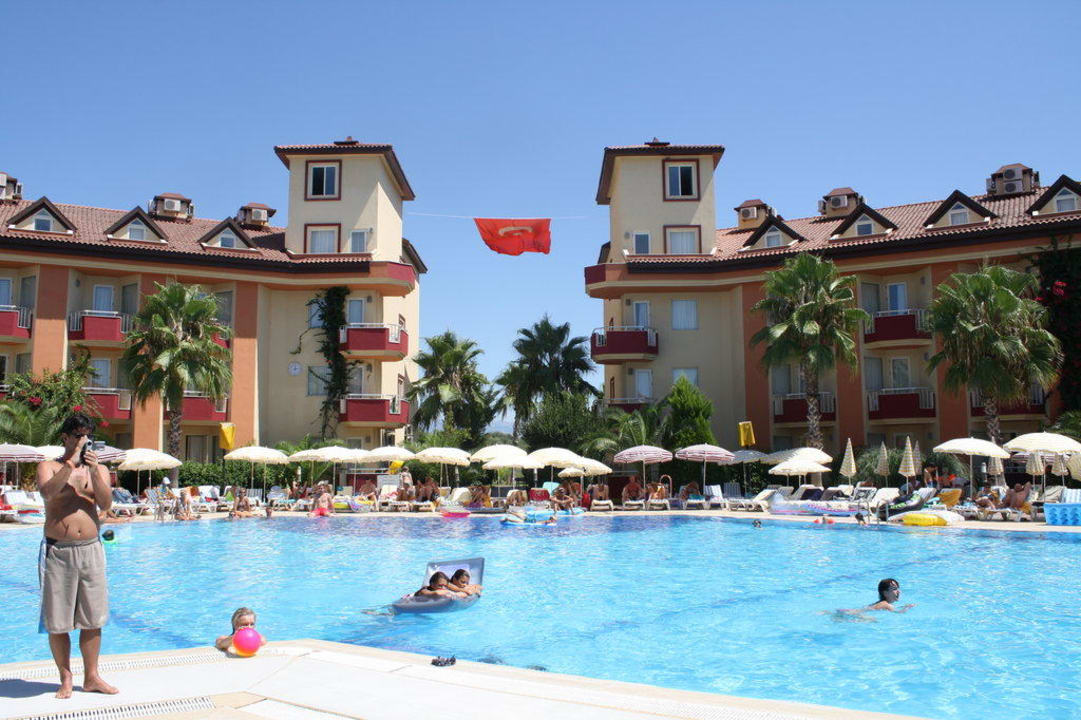 Poolanlage und Wohngebäude Hotel Orfeus Park