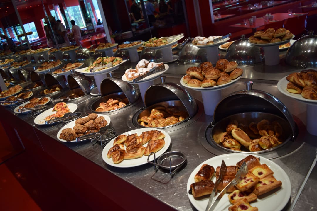 Frühstück in Buffetform. Sehr üppig. Hotel SU & Aqualand