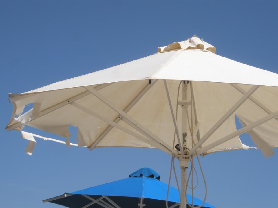 Sonnenschirme am Strand Olympos Beach Hotel