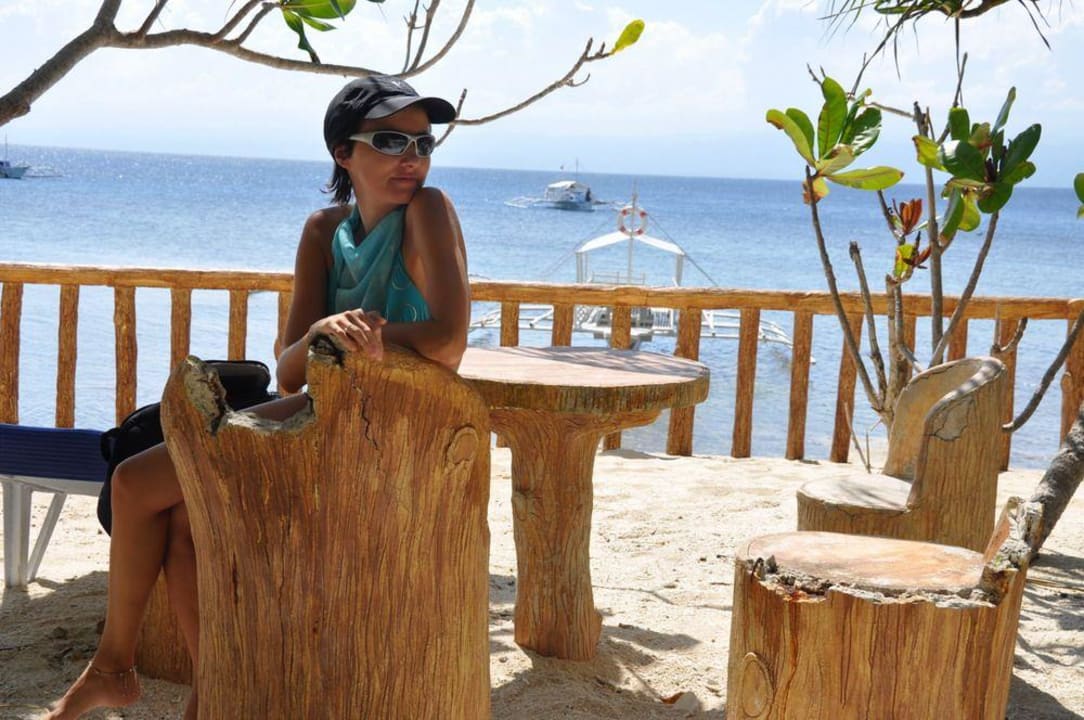 За столиком разрушеном тайфуном Hotel La Estrella Beach Resort