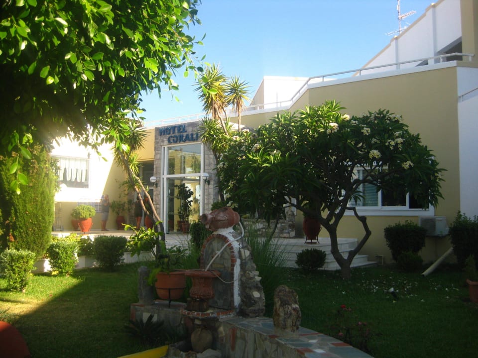 Blick zum Eingang Corali Hotel
