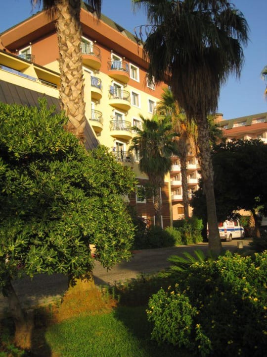 Neben dem Eingang Hotel Meryan