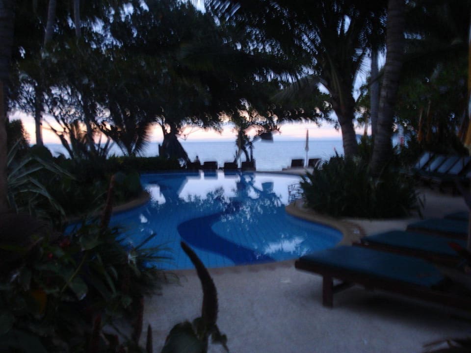 Hotel-Pool am frühen Morgen Hotel Baan Chaweng Beach Resort & Spa