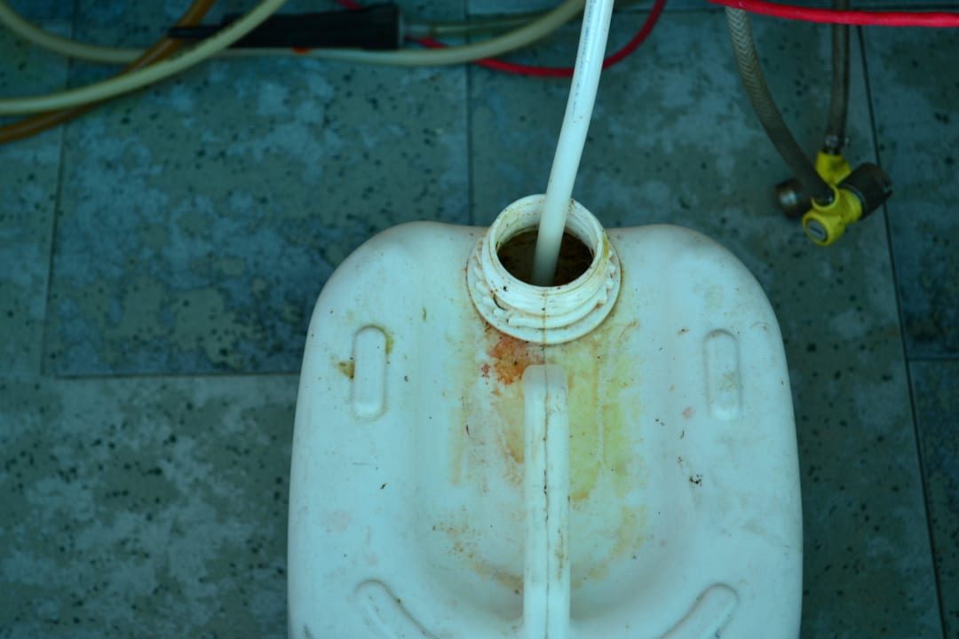 Offene Getränkesirup-Kanister mit Fliegen! Houda Golf & Beach Club