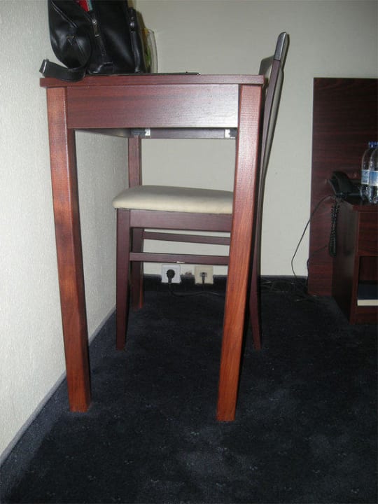 Tisch im Zimmer Hotel Enziana Wien