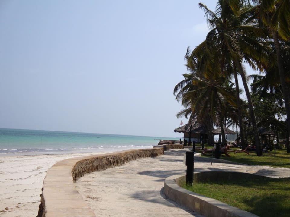 Blick vom Hotel zum Strand Neptune Village Beach Resort & Spa