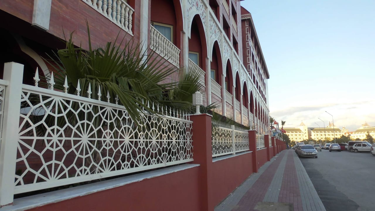 Mächtig langer Bau Royal Taj Mahal Hotel