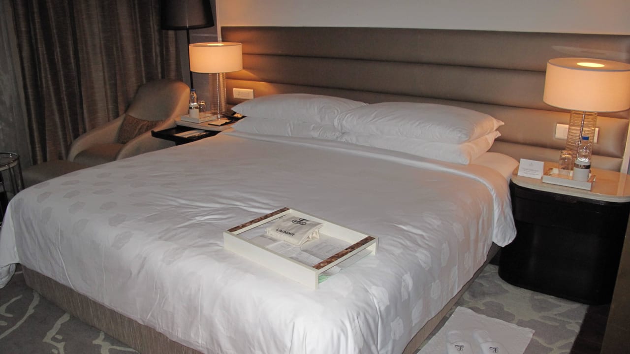Schönes großes Bett The Leela Ambience Convention Hotel Delhi