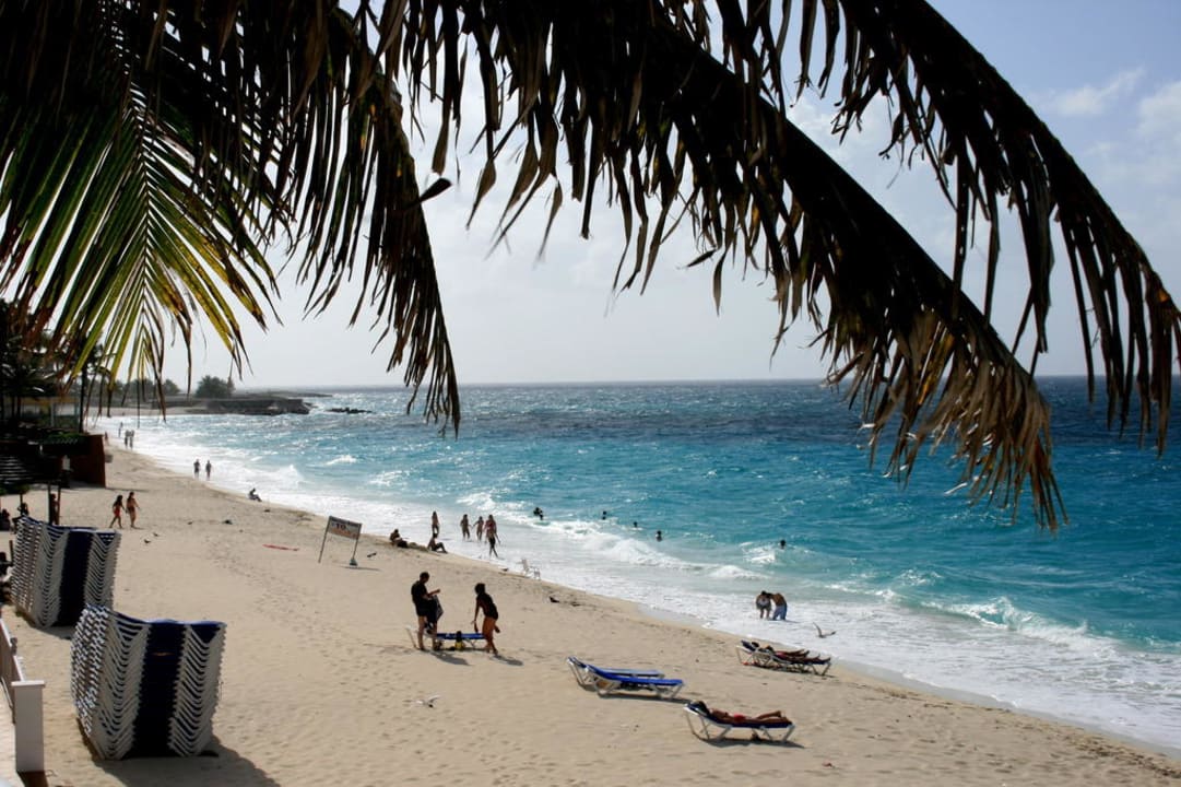 Blick vom Poolbereich nach links Hotel Riu Palace Paradise Island