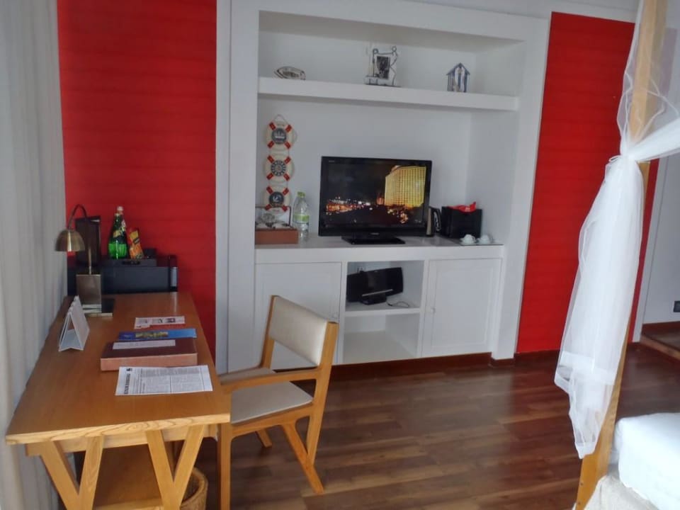 Wohnzimmer/Schlafzimmer mit Fernseher/Kaffeeautomat Machchafushi Island Resort & Spa Maldives, The Centara Collection