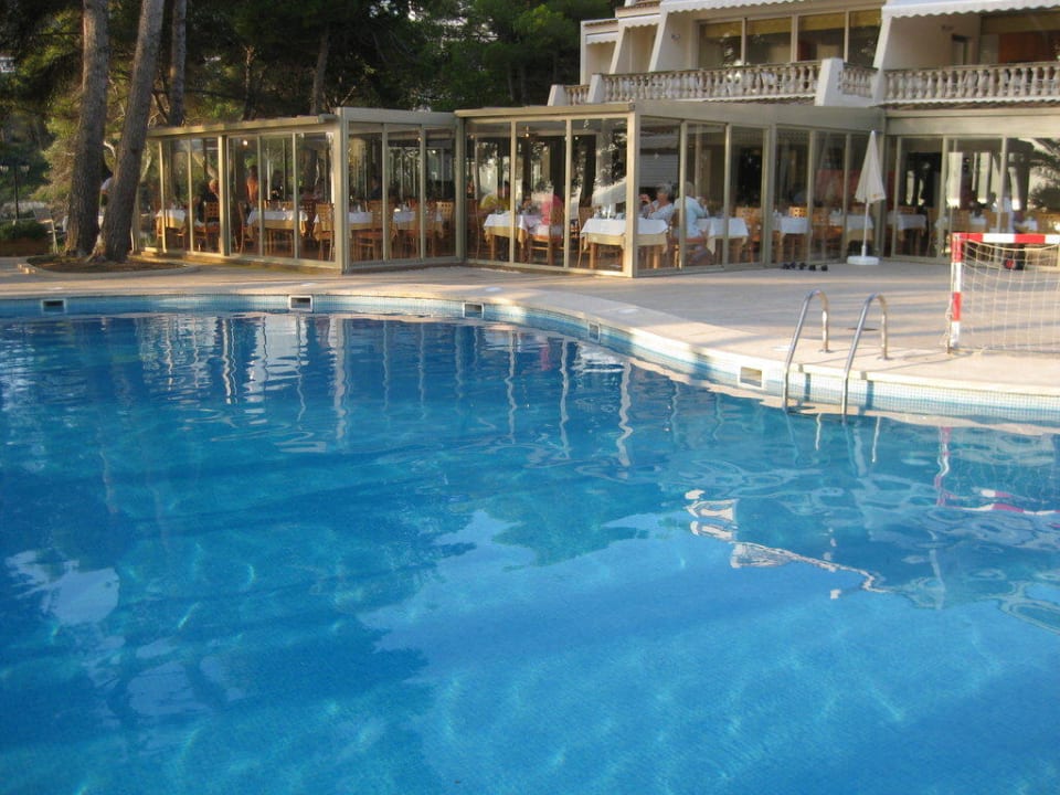Pool mit Ausblick auf das Restaurant Iberostar Waves Pinos Park