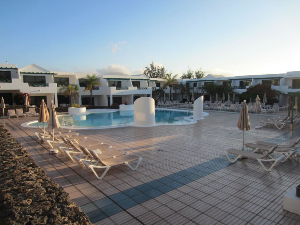 Bazén u apartmánů se zelenými okny Relaxia Olivina