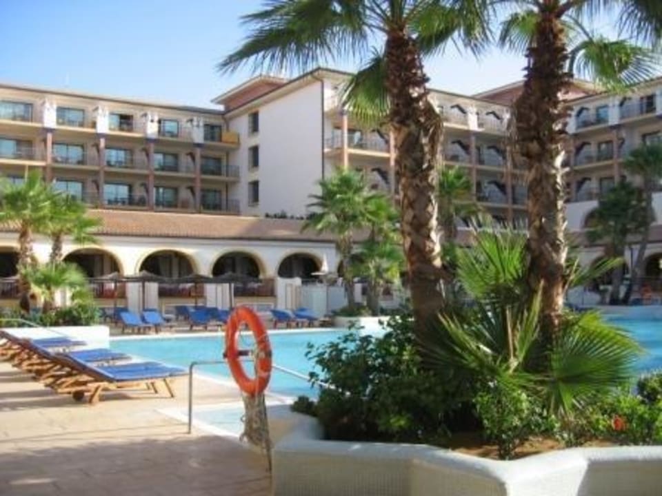 Pool mit Restaurant-Terrasse im Hintergrund TUI BLUE Isla Cristina Palace