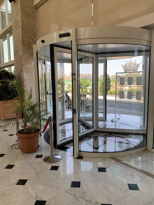 Lobby Well Palace Side