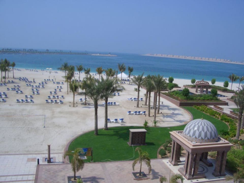 Blick vom Balkon zum Strand Emirates Palace Mandarin Oriental