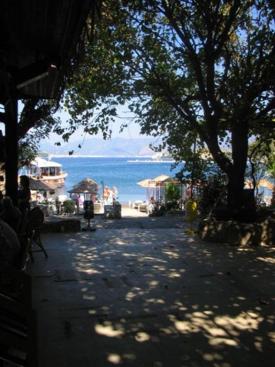 Blick von der Hotelbar auf den Strand/Meer Hotel Gölmar Beach