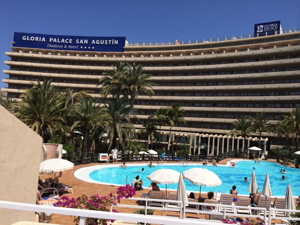 Blick von den oberen Liegeterrassen auf Pool  Gloria Palace San Agustin Thalasso & Hotel