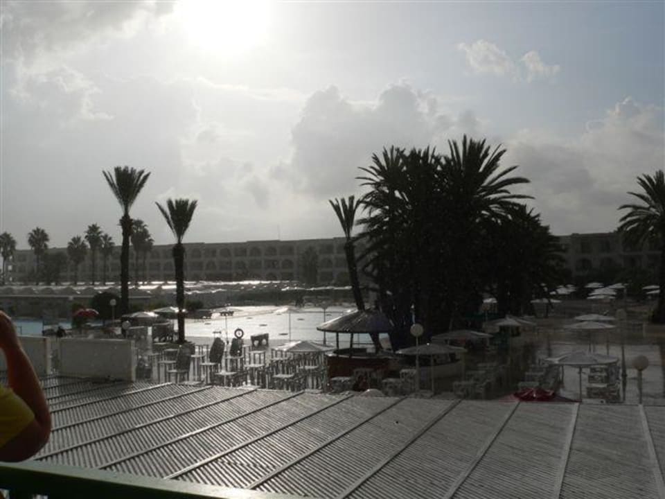 Blick vom Speisesaal bei Regen El Mouradi Club Kantaoui