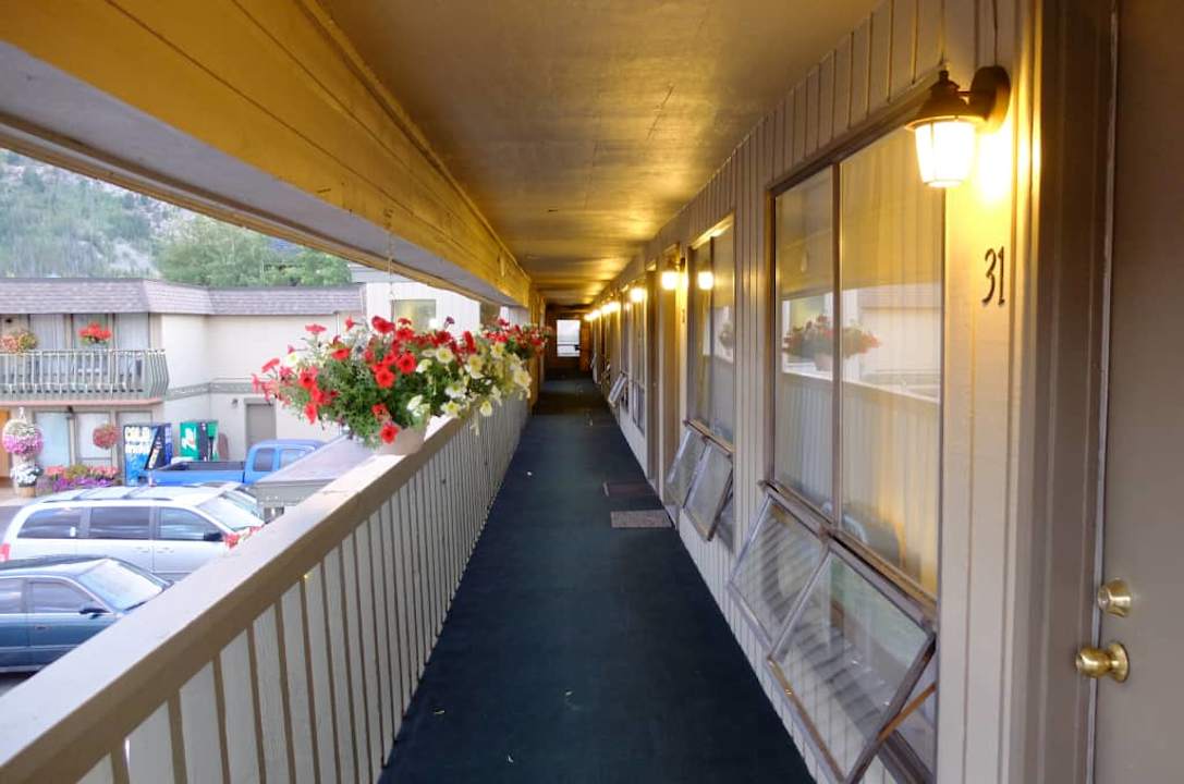 Zewnętrzny korytarz Snowshoe Motel