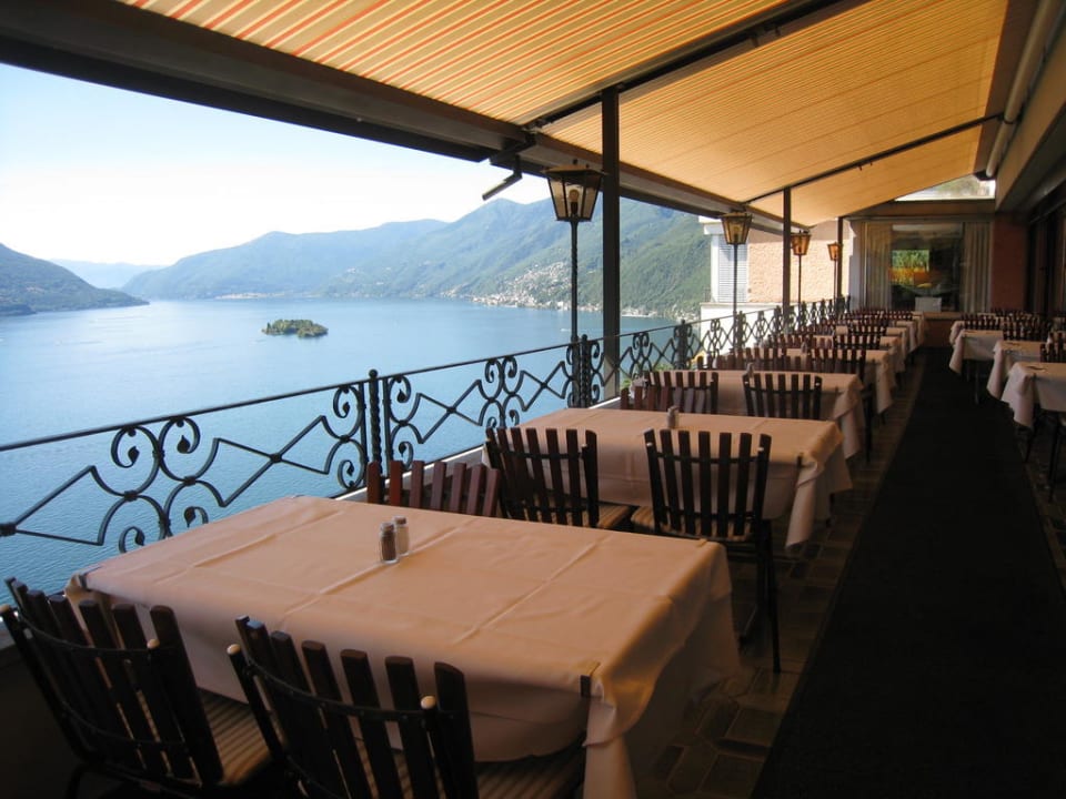 Frühstücksterrasse (Hintergrund Brissago-Inseln) Casa Berno Swiss Quality Hotel