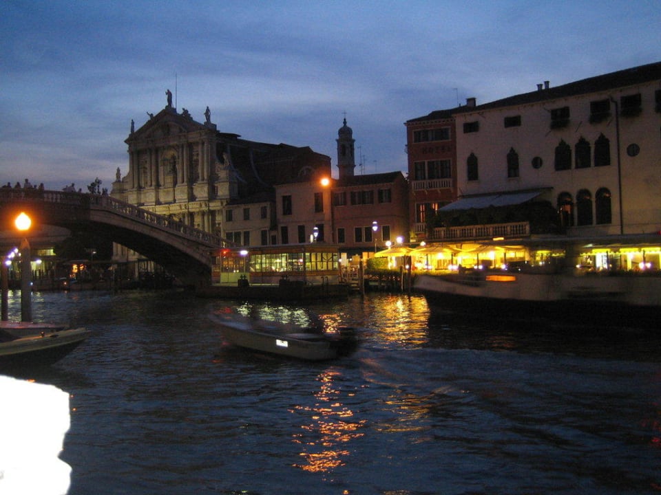 Blick vom Garten bei Nacht Hotel Ca' Nigra Lagoon Resort