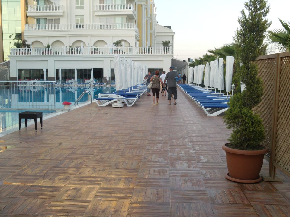 Entlang des Pools Dream World Resort & Spa