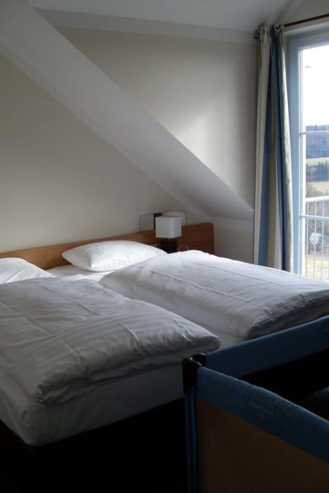 Schlafzimmer mit Doppelbett Lindner Hotel Nurburgring Ferienpark, part of JdV by Hyatt