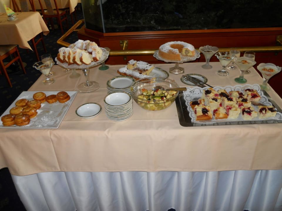 Jeden ze stołów z ciastami Hotel Hubert Vital Resort