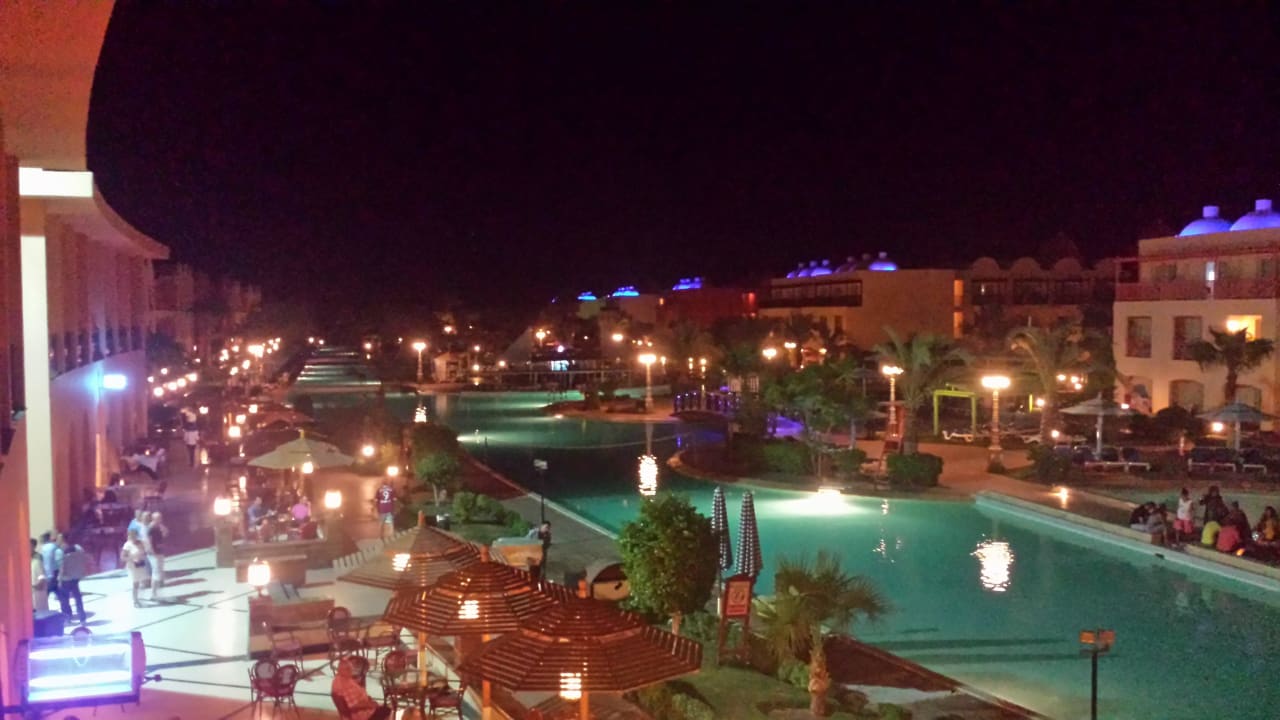 Anlage und Pool bei Nacht Titanic Beach Spa & Aqua Park