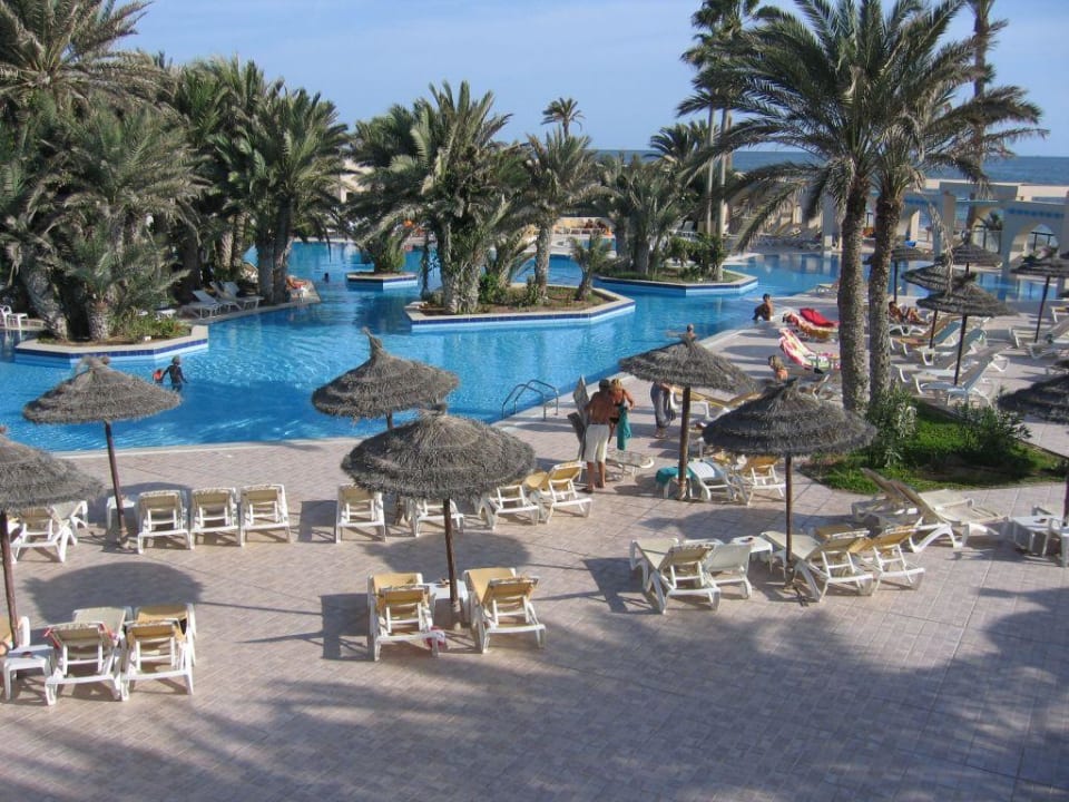 Teil der unteren Poolanlage mit Blick auf das Meer Zita Beach Resort