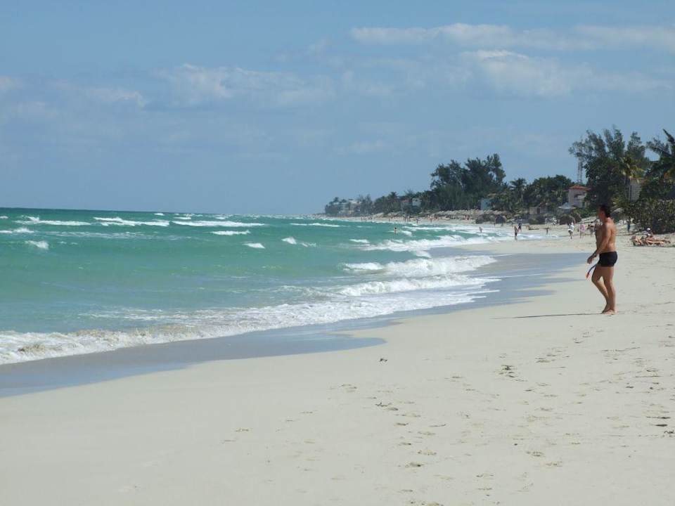 Blick am Strand entlang vom Hotel-Strand aus. Hotel Gran Caribe Club Kawama