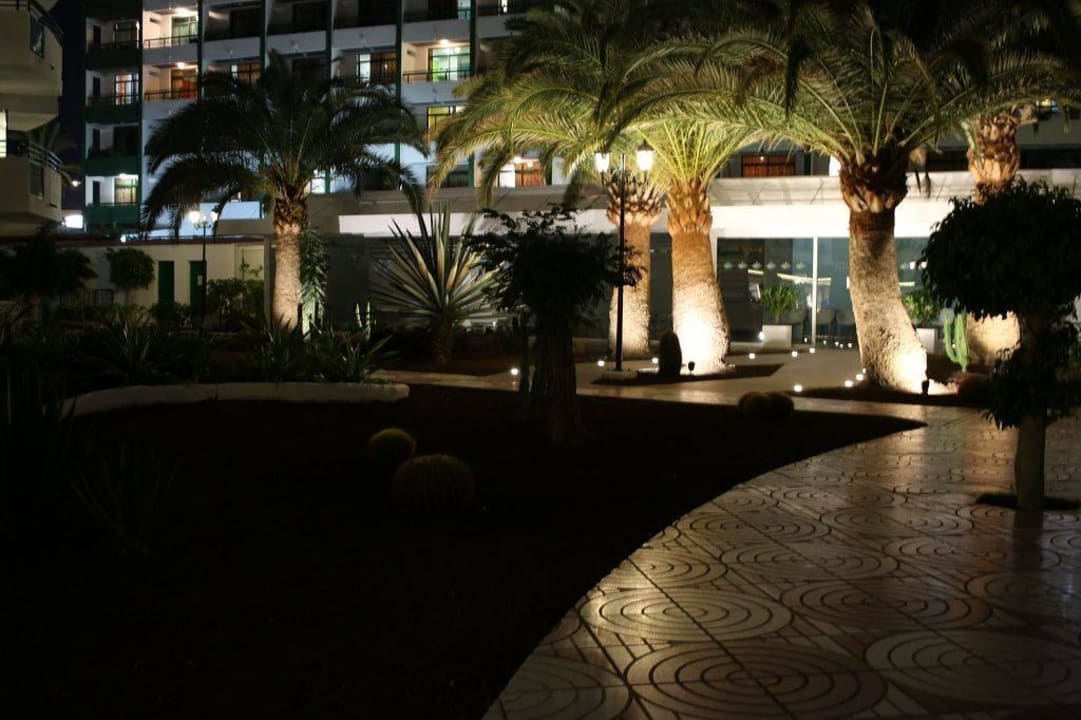 Hotelanlage bei Nacht Servatur Playa Bonita