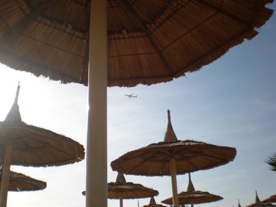 Flugverkehr hoch über den Sonnenschirmen Pickalbatros Aqua Park Resort - Hurghada