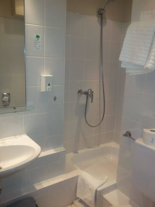 Sehr kleines Bad und rechts ist gleich das WC Hotel Central Hamburg